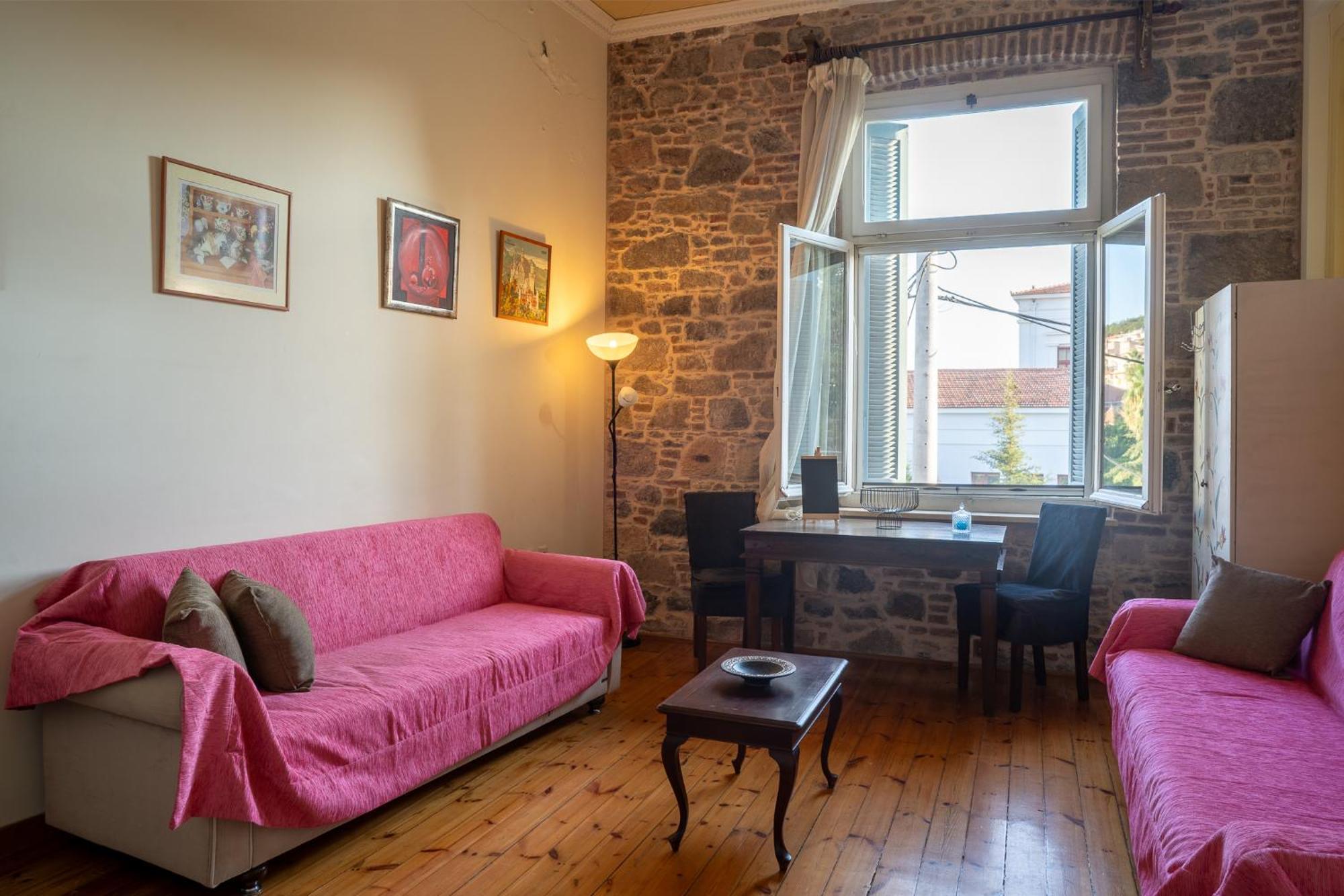 Neoclassical - Vournazon 17 Apartment
